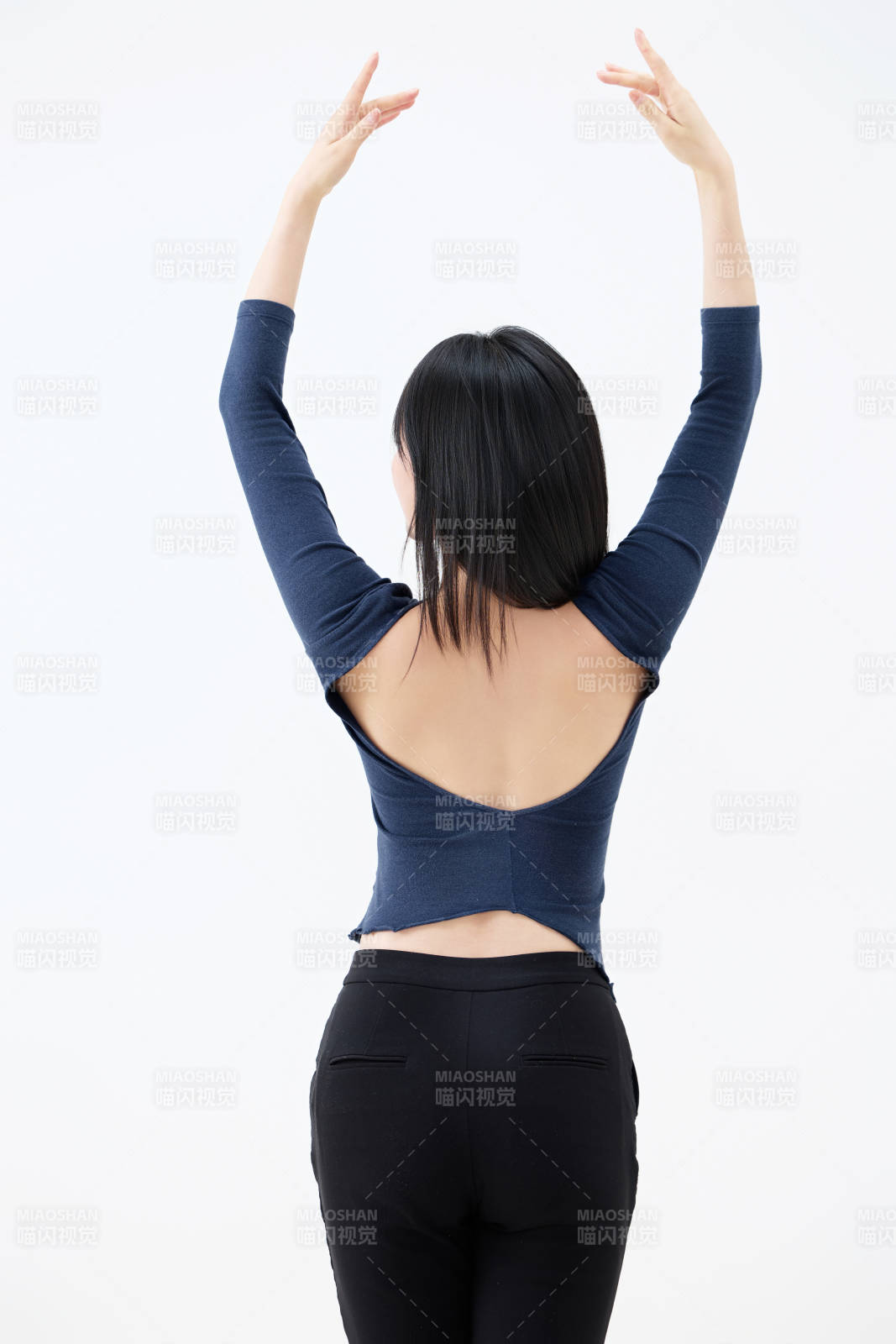 白背景穿着休闲服装的亚洲健康年轻女性形象图片