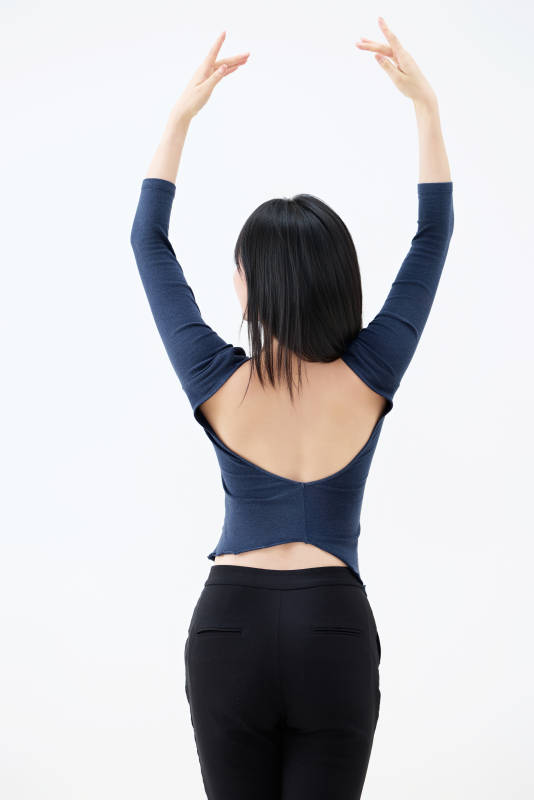 白背景穿着休闲服装的亚洲健康年轻女性形象图片