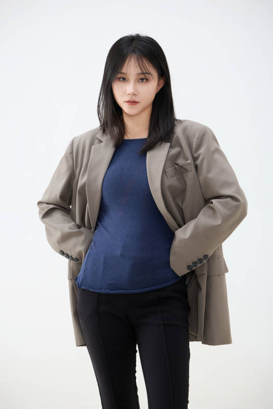 白色背景下穿着西装的职业女性形象图片