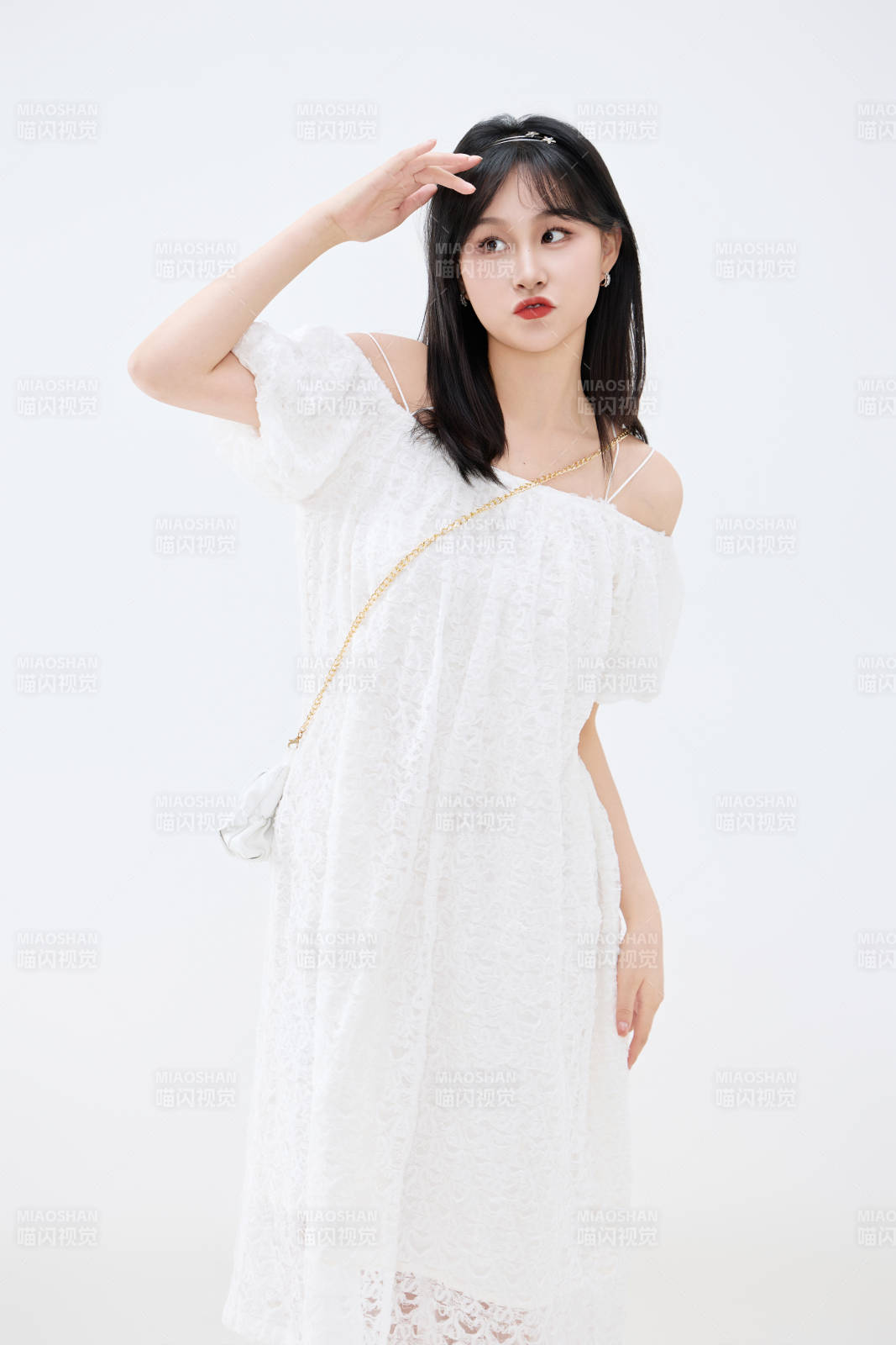 影棚拍摄穿着白色连衣裙的亚洲美丽女性图片