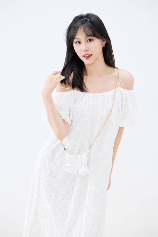 影棚拍摄穿着白色连衣裙的亚洲美丽女性图片