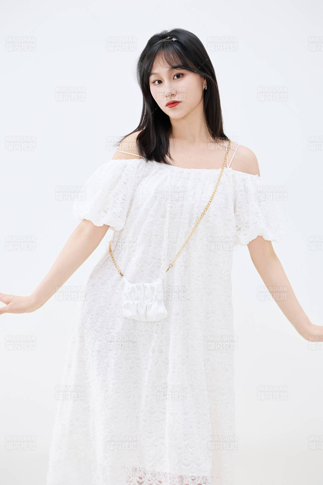 影棚拍摄穿着白色连衣裙的亚洲美丽女性图片