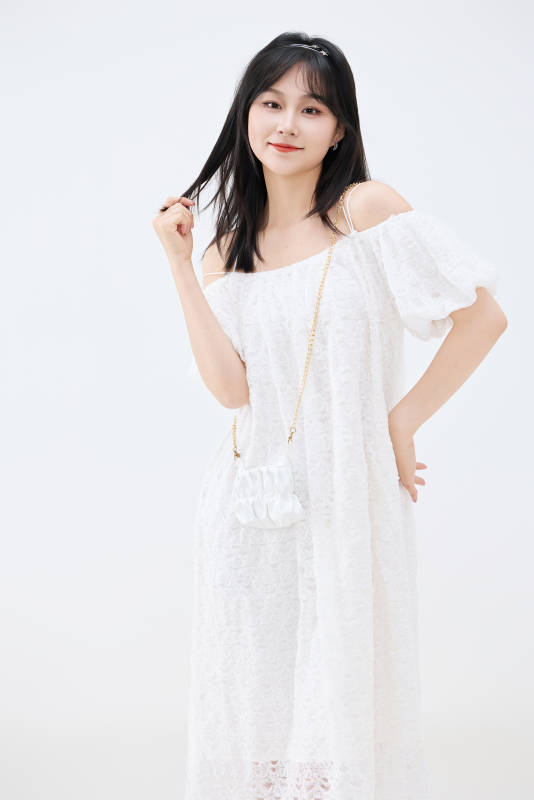 影棚拍摄穿着白色连衣裙的亚洲美丽女性图片