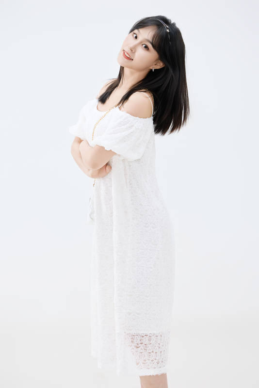 影棚拍摄穿着白色连衣裙的亚洲美丽女性图片