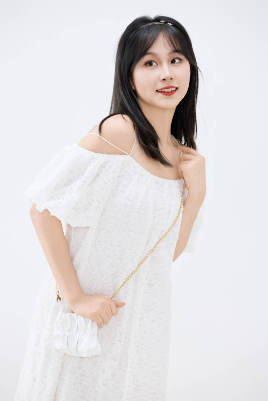 影棚拍摄穿着白色连衣裙的亚洲美丽女性图片