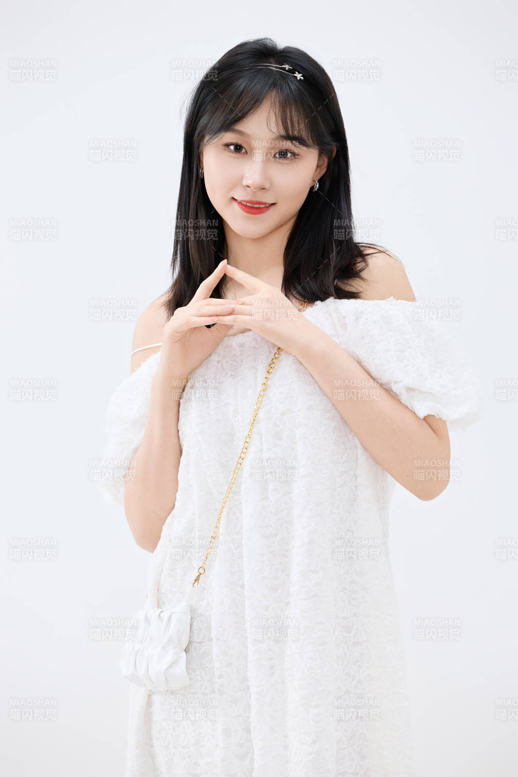 影棚拍摄穿着白色连衣裙的亚洲美丽女性图片