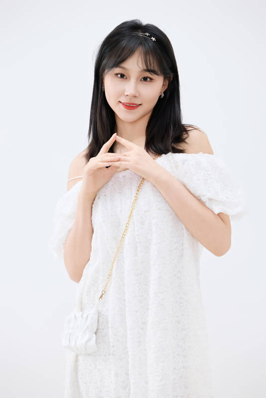 影棚拍摄穿着白色连衣裙的亚洲美丽女性图片