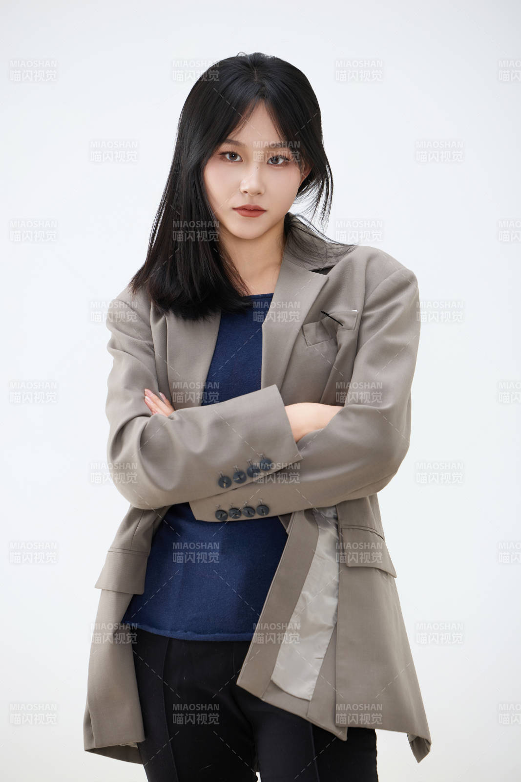 白色背景下穿着西装的职业女性形象图片