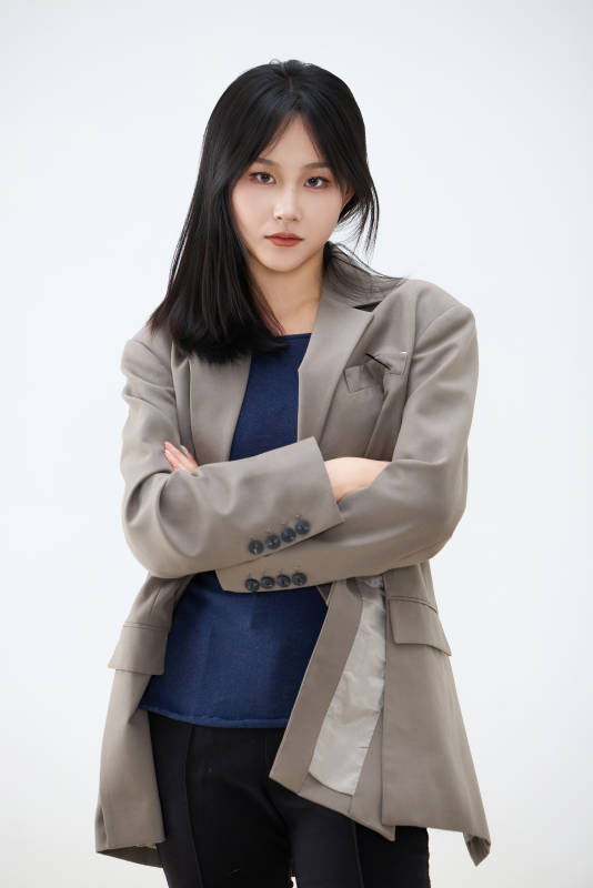 白色背景下穿着西装的职业女性形象图片