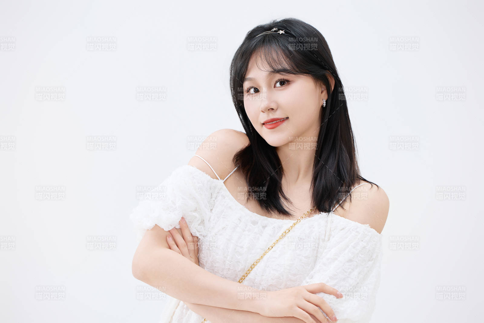 影棚拍摄穿着白色连衣裙的亚洲美丽女性图片