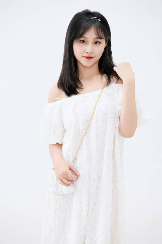 影棚拍摄穿着白色连衣裙的亚洲美丽女性图片