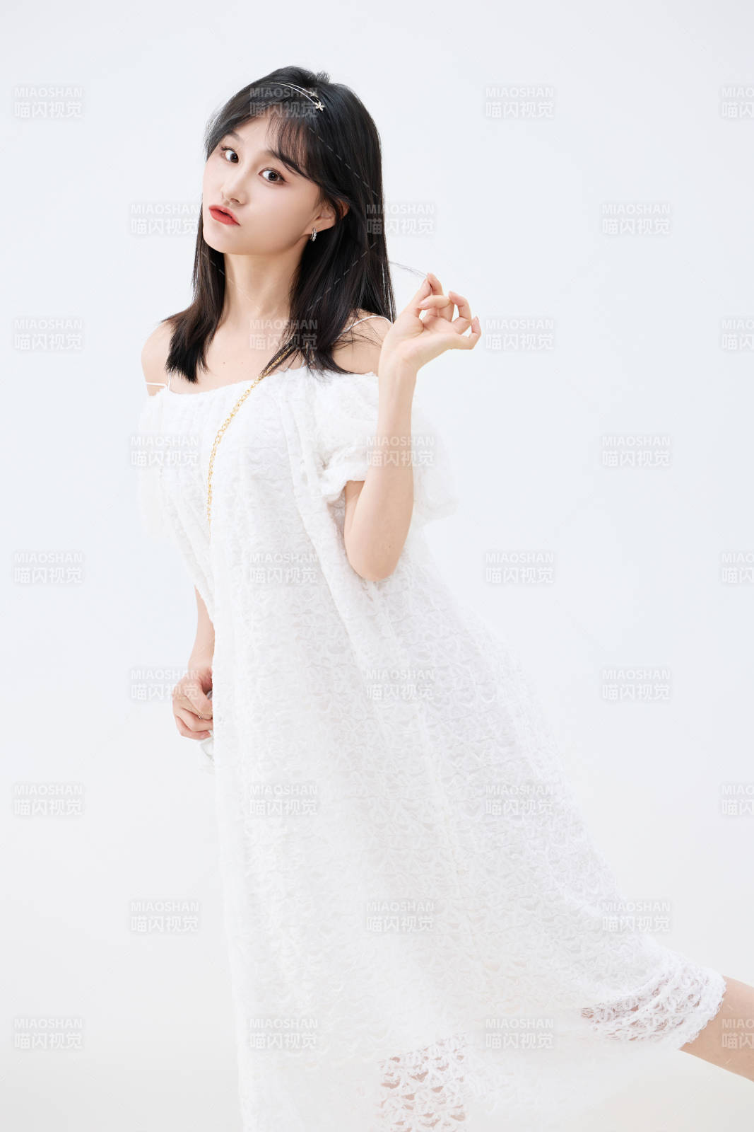 影棚拍摄穿着白色连衣裙的亚洲美丽女性图片