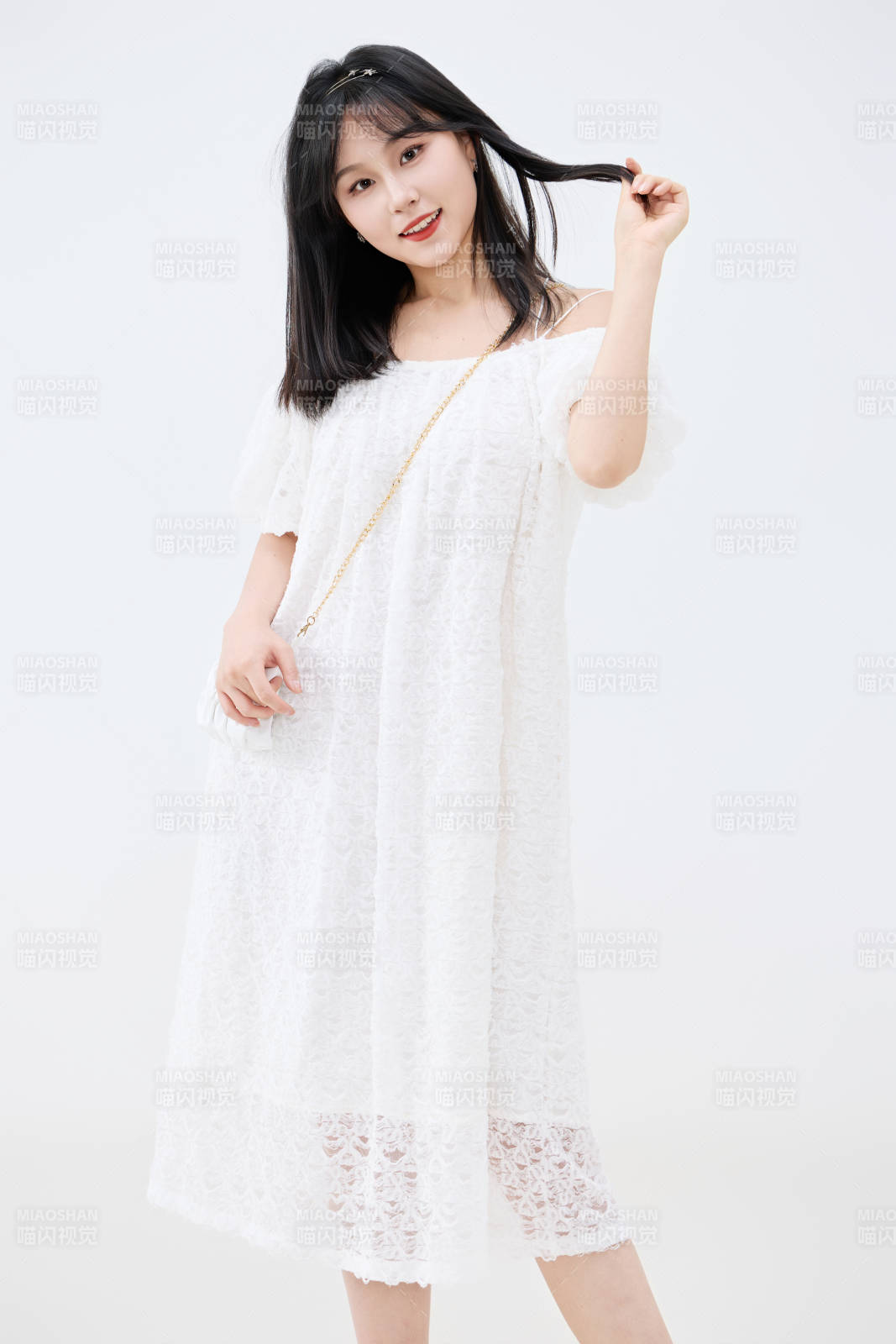 影棚拍摄穿着白色连衣裙的亚洲美丽女性图片