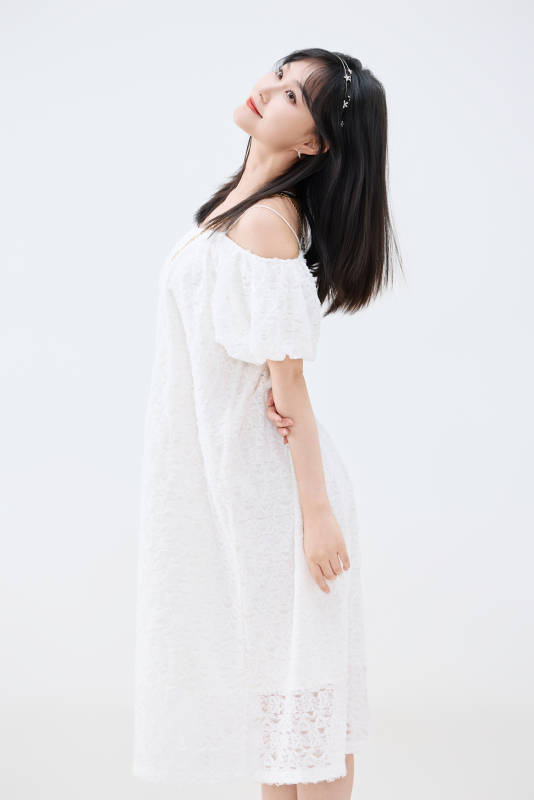影棚拍摄穿着白色连衣裙的亚洲美丽女性图片