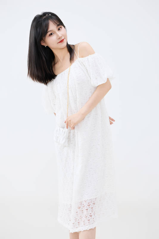影棚拍摄穿着白色连衣裙的亚洲美丽女性图片