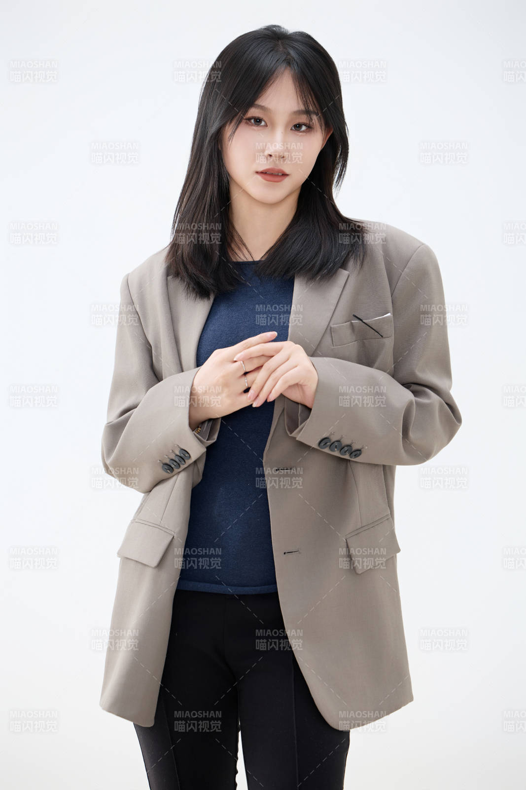 白色背景下穿着西装的职业女性形象图片