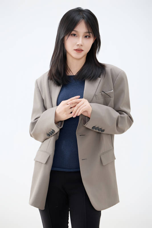 白色背景下穿着西装的职业女性形象图片