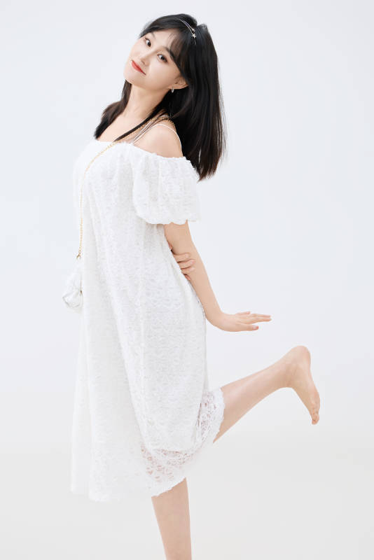 影棚拍摄穿着白色连衣裙的亚洲美丽女性图片