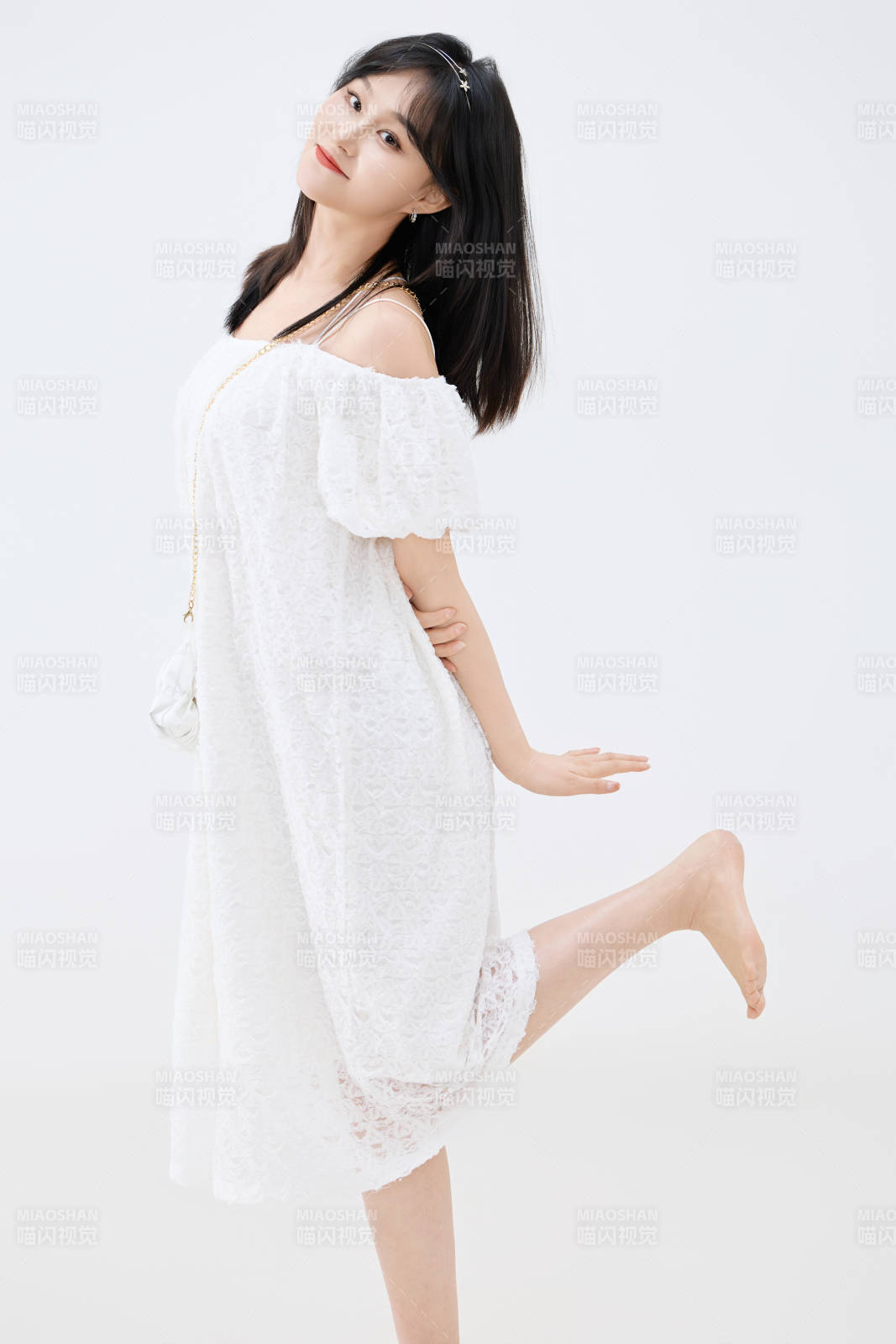 影棚拍摄穿着白色连衣裙的亚洲美丽女性图片