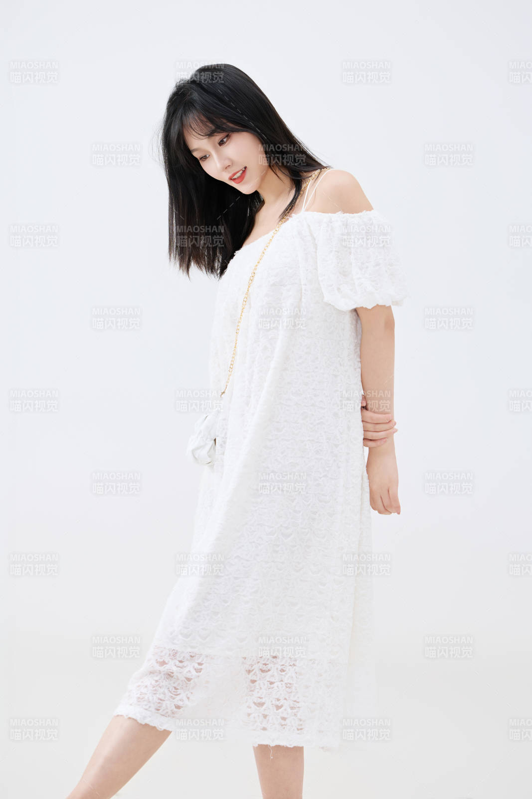 影棚拍摄穿着白色连衣裙的亚洲美丽女性图片