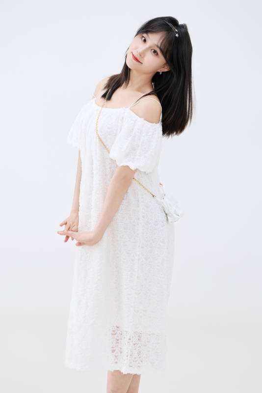 影棚拍摄穿着白色连衣裙的亚洲美丽女性图片