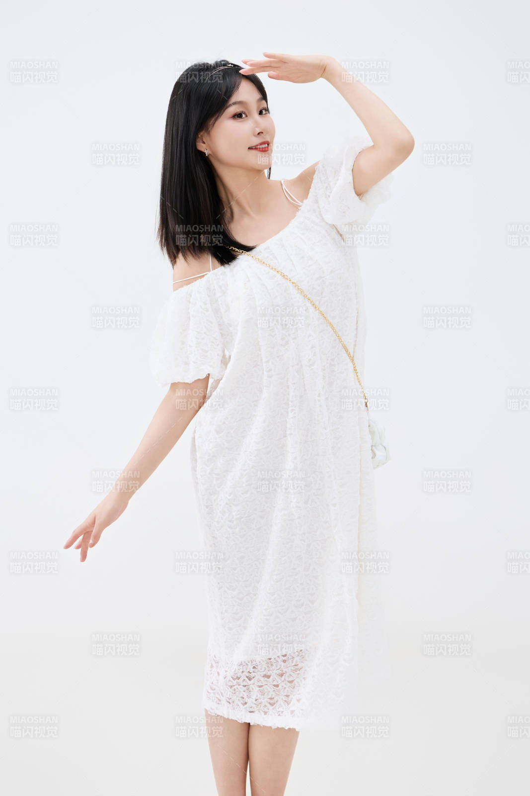 影棚拍摄穿着白色连衣裙的亚洲美丽女性图片