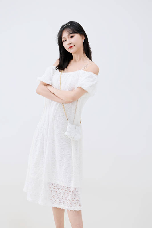 影棚拍摄穿着白色连衣裙的亚洲美丽女性图片