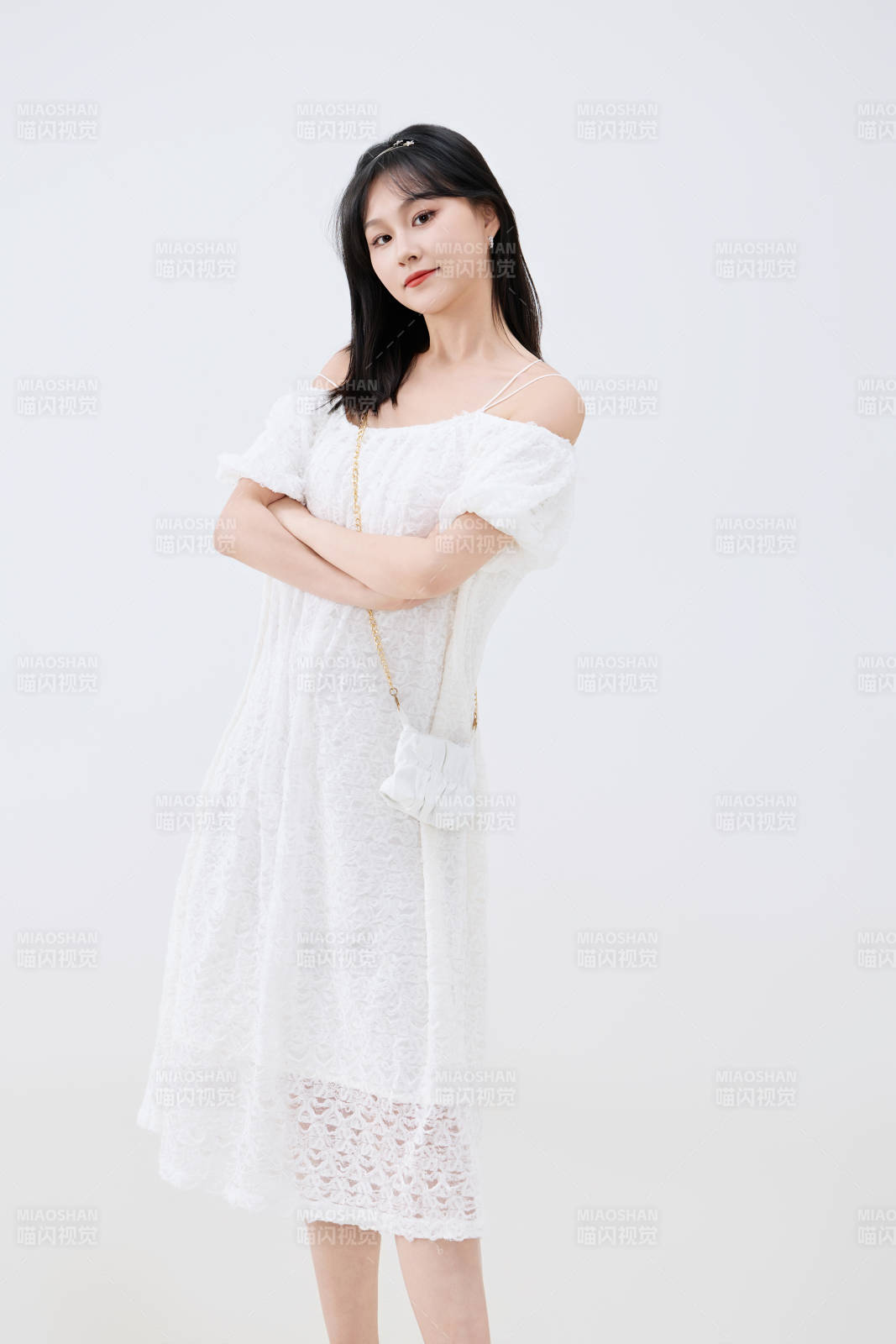 影棚拍摄穿着白色连衣裙的亚洲美丽女性图片