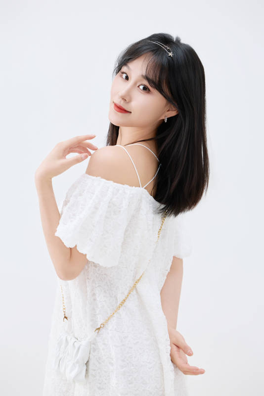 影棚拍摄穿着白色连衣裙的亚洲美丽女性图片