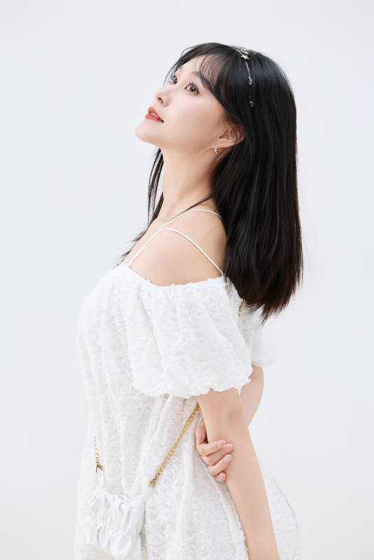 影棚拍摄穿着白色连衣裙的亚洲美丽女性图片