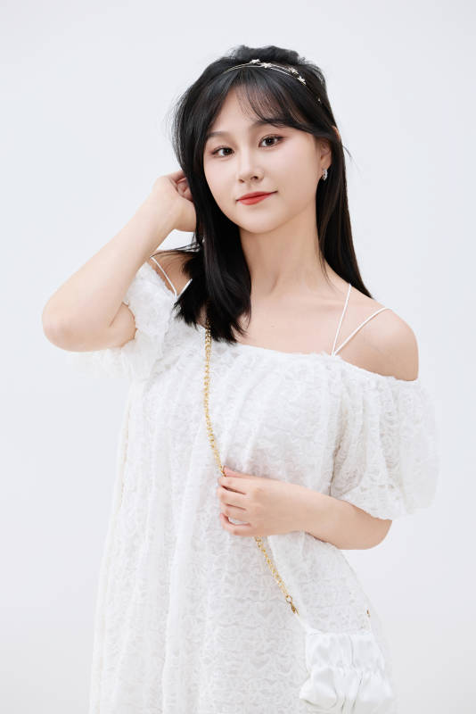 影棚拍摄穿着白色连衣裙的亚洲美丽女性图片