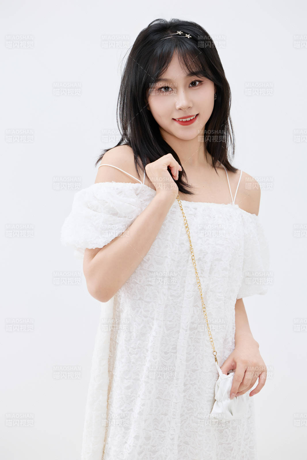 影棚拍摄穿着白色连衣裙的亚洲美丽女性图片