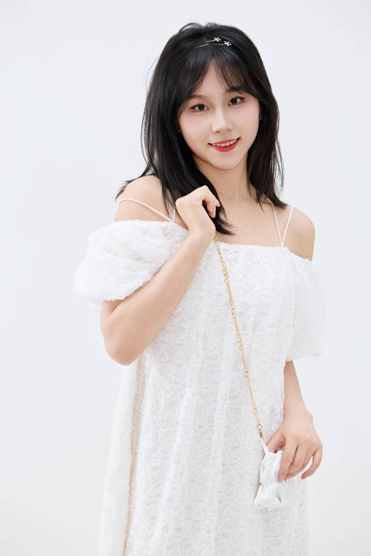 影棚拍摄穿着白色连衣裙的亚洲美丽女性图片