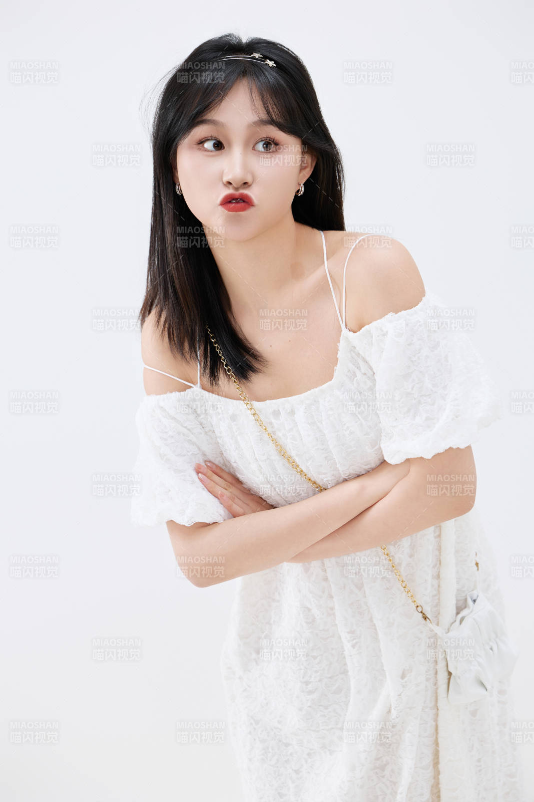 影棚拍摄穿着白色连衣裙的亚洲美丽女性图片