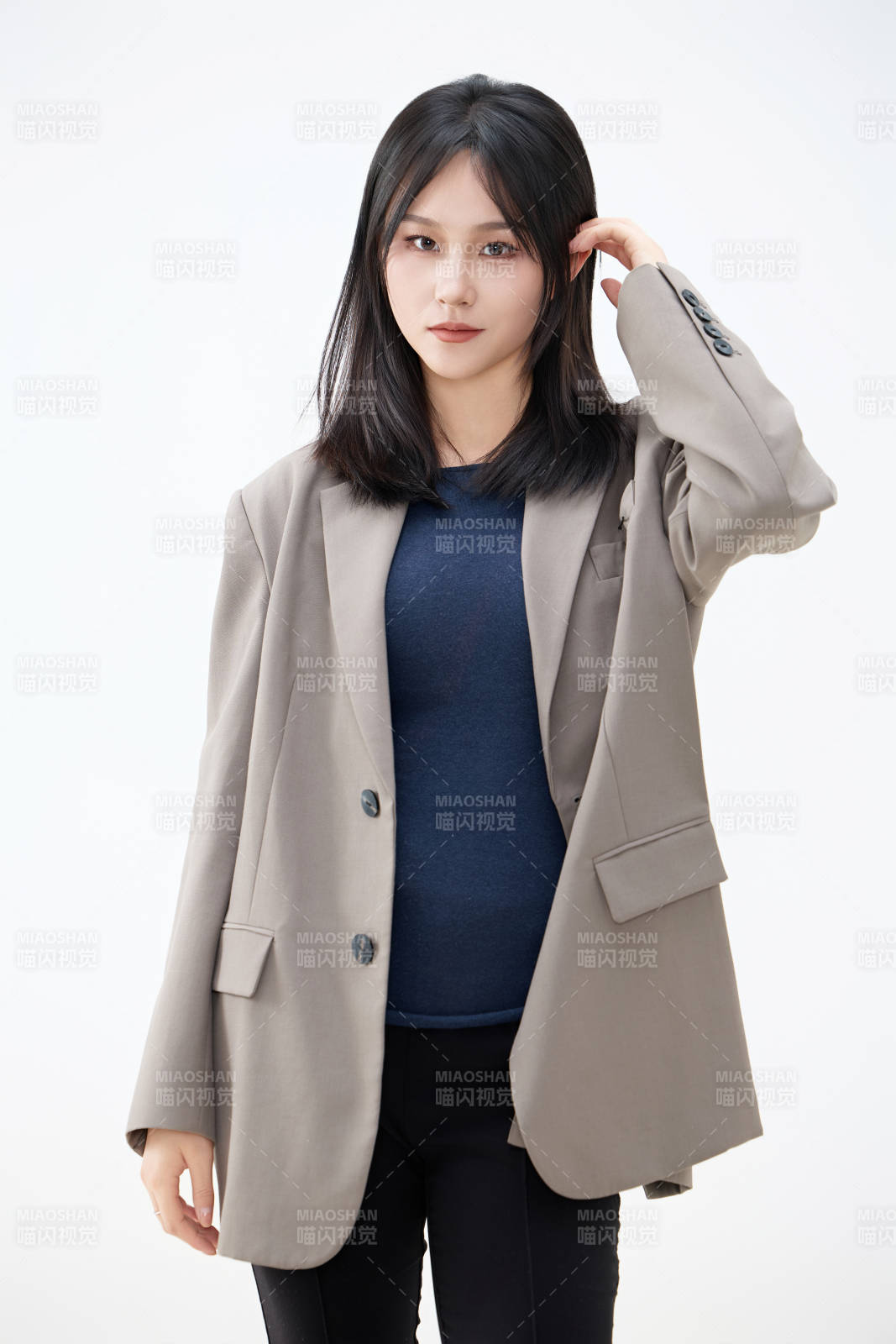 白色背景下穿着西装的职业女性形象图片