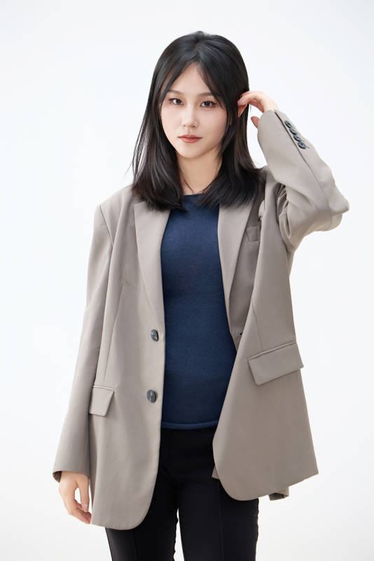 白色背景下穿着西装的职业女性形象图片