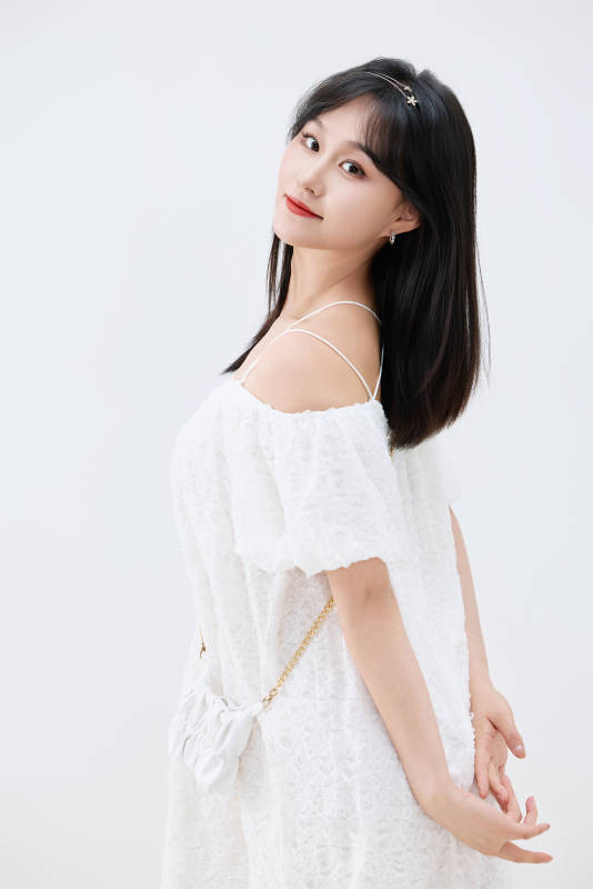 影棚拍摄穿着白色连衣裙的亚洲美丽女性图片