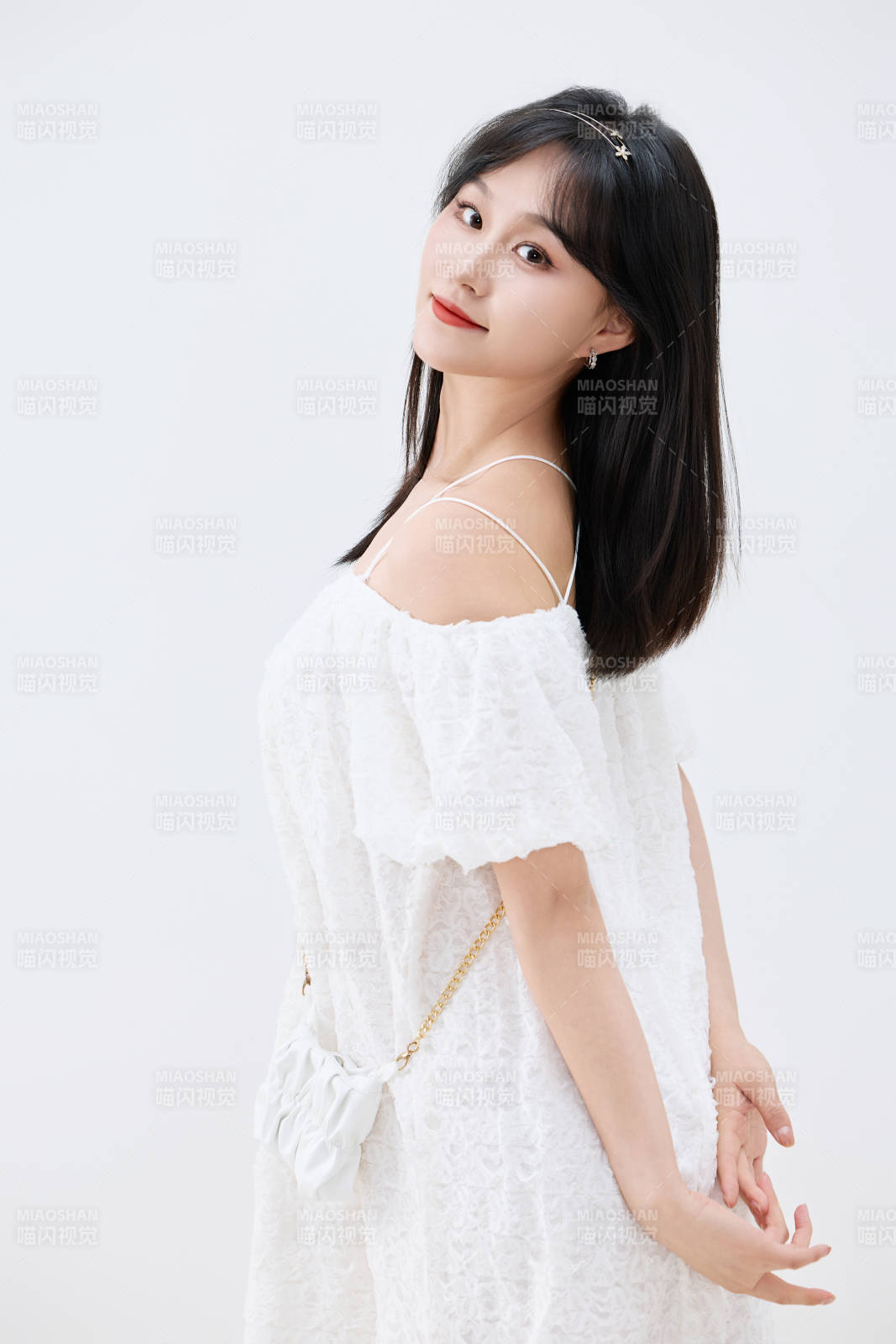 影棚拍摄穿着白色连衣裙的亚洲美丽女性图片