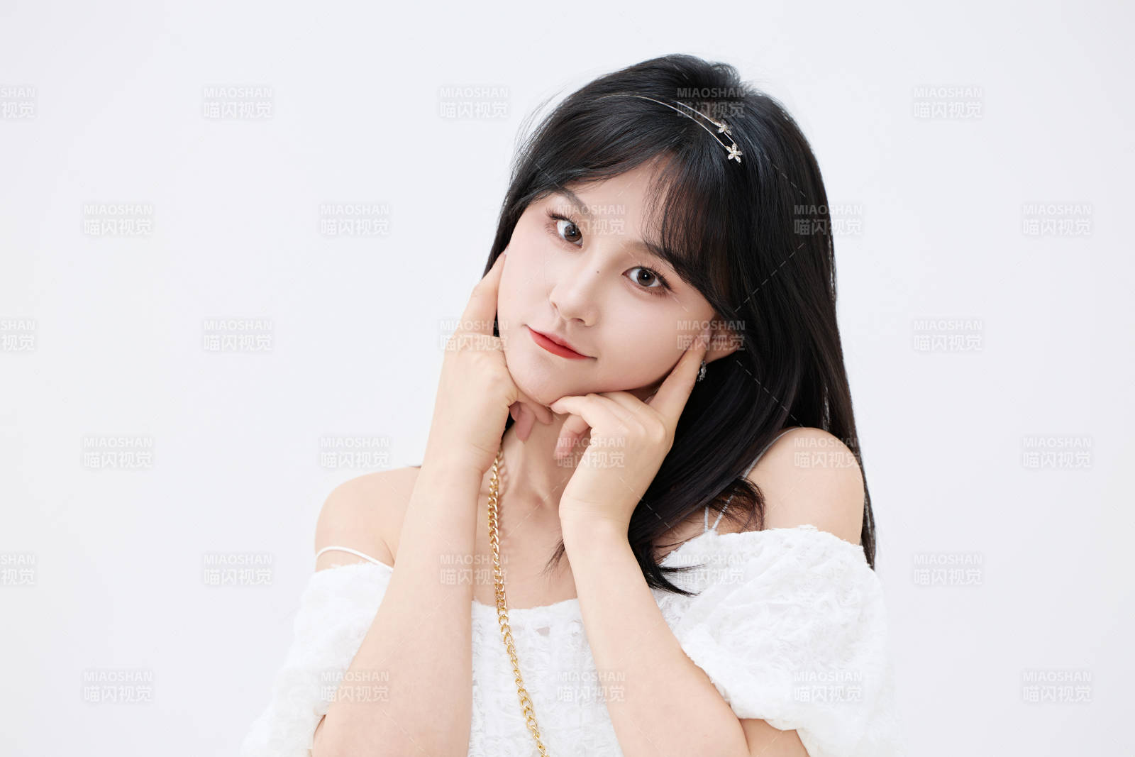 影棚拍摄穿着白色连衣裙的亚洲美丽女性图片