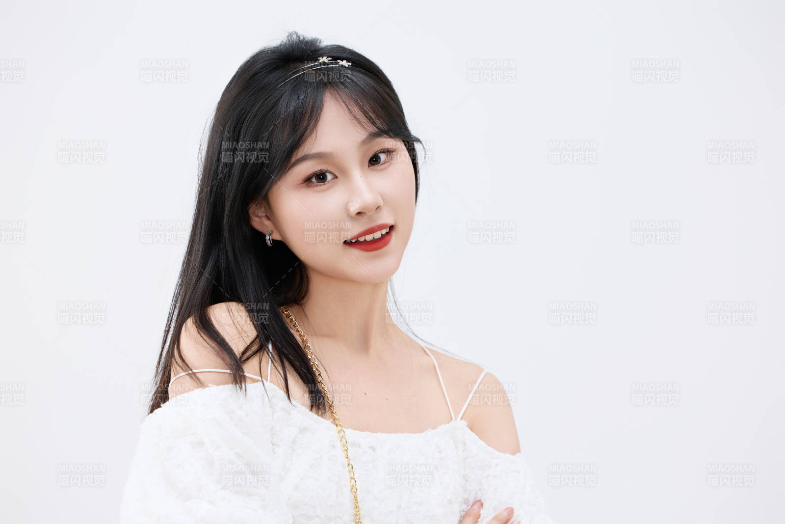 影棚拍摄穿着白色连衣裙的亚洲美丽女性图片