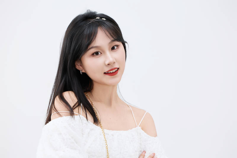 影棚拍摄穿着白色连衣裙的亚洲美丽女性图片