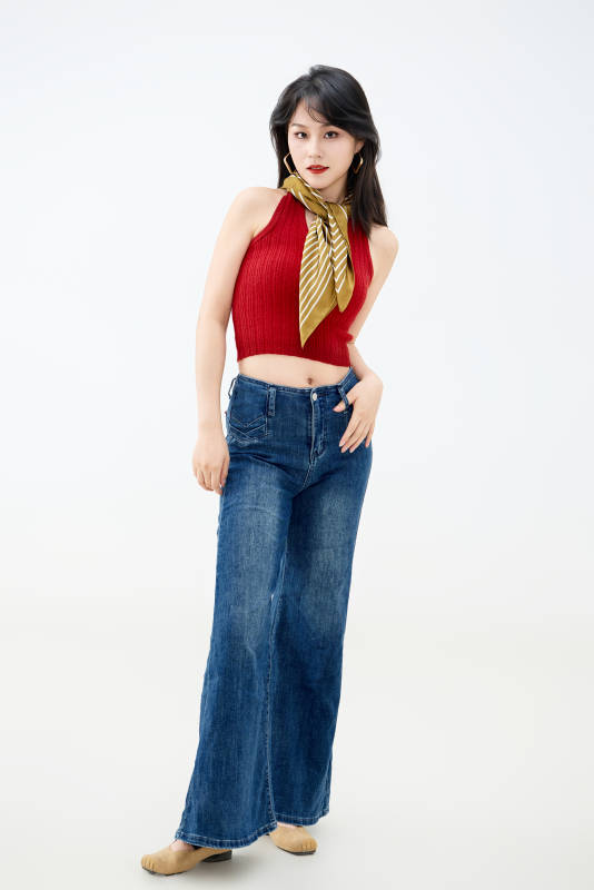 影棚拍摄穿着八十年代复古风装束的美女图片