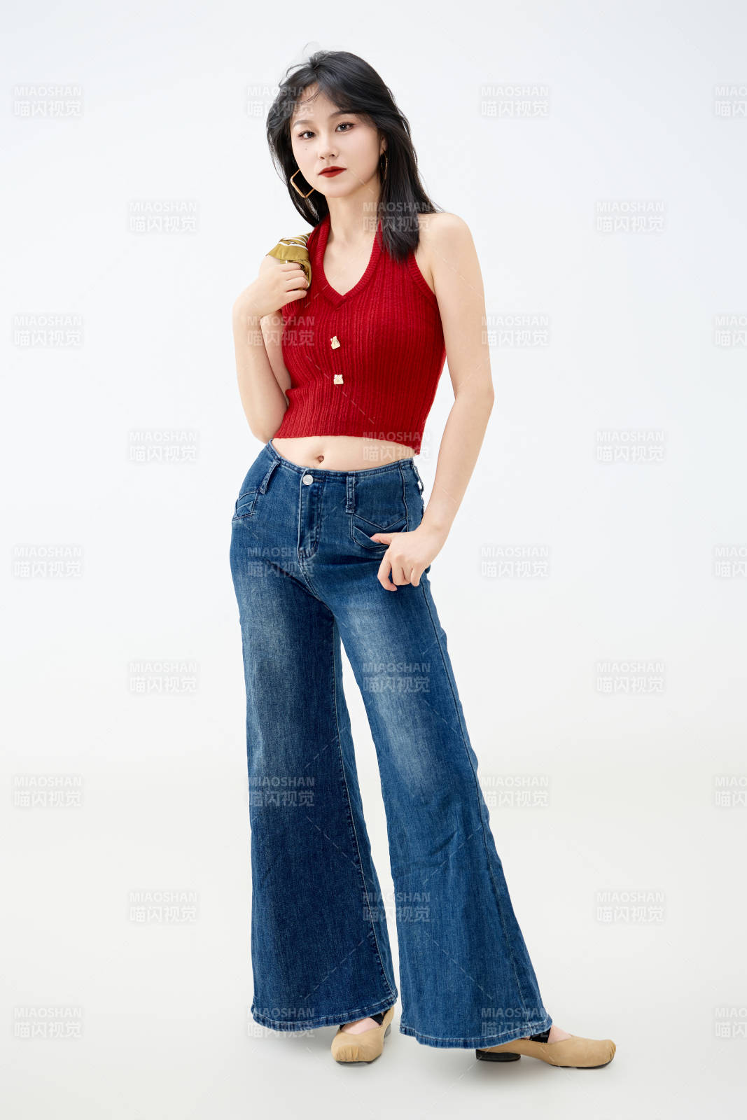 影棚拍摄穿着八十年代复古风装束的美女图片