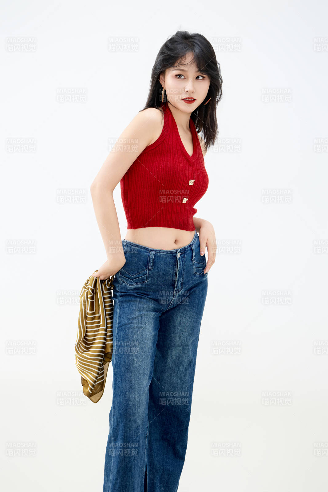 影棚拍摄穿着八十年代复古风装束的美女图片