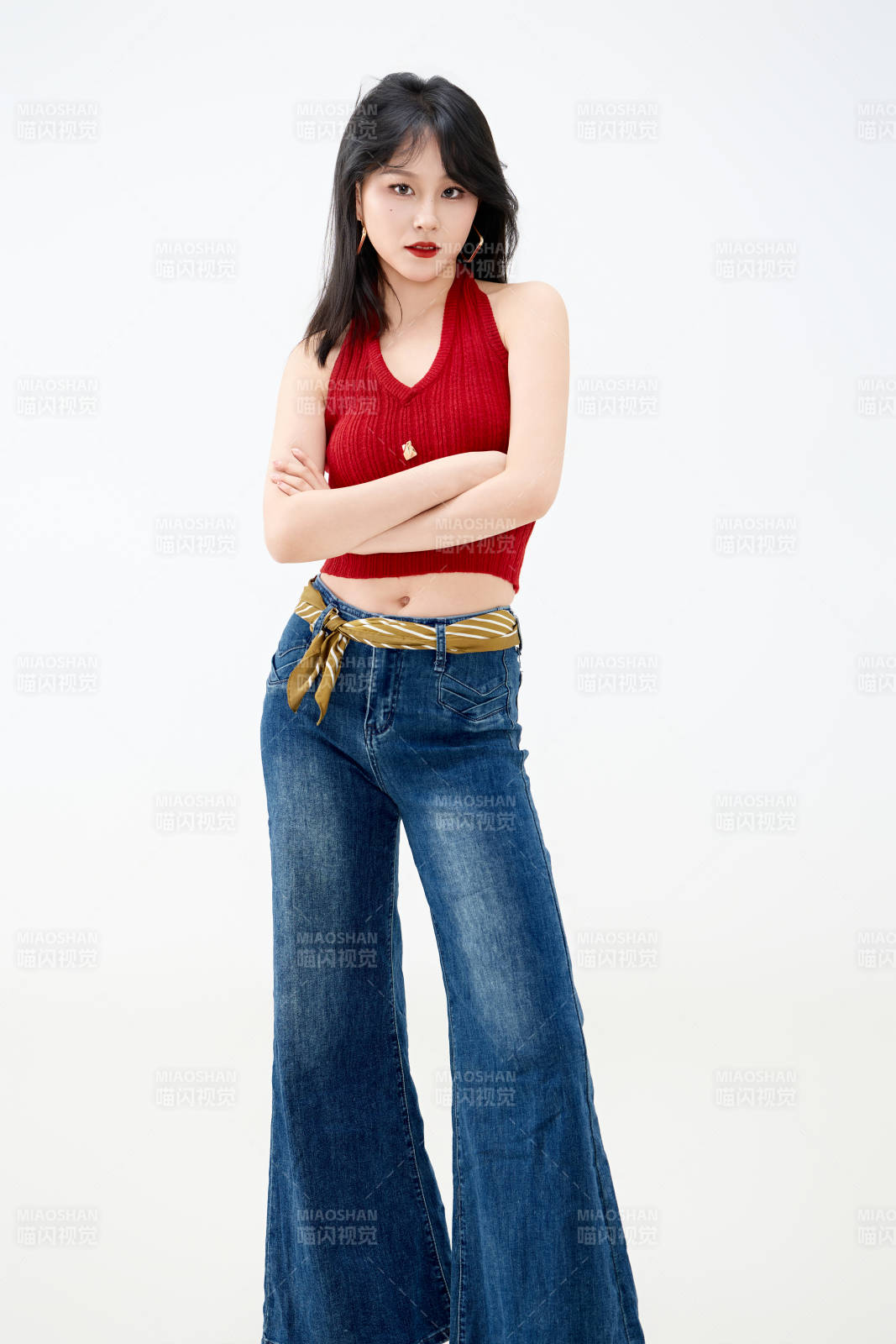 影棚拍摄穿着八十年代复古风装束的美女图片