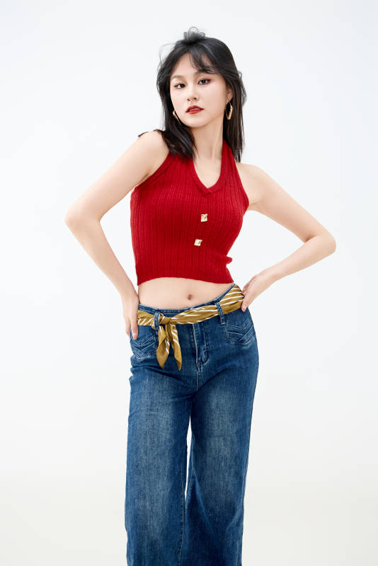 影棚拍摄穿着八十年代复古风装束的美女图片