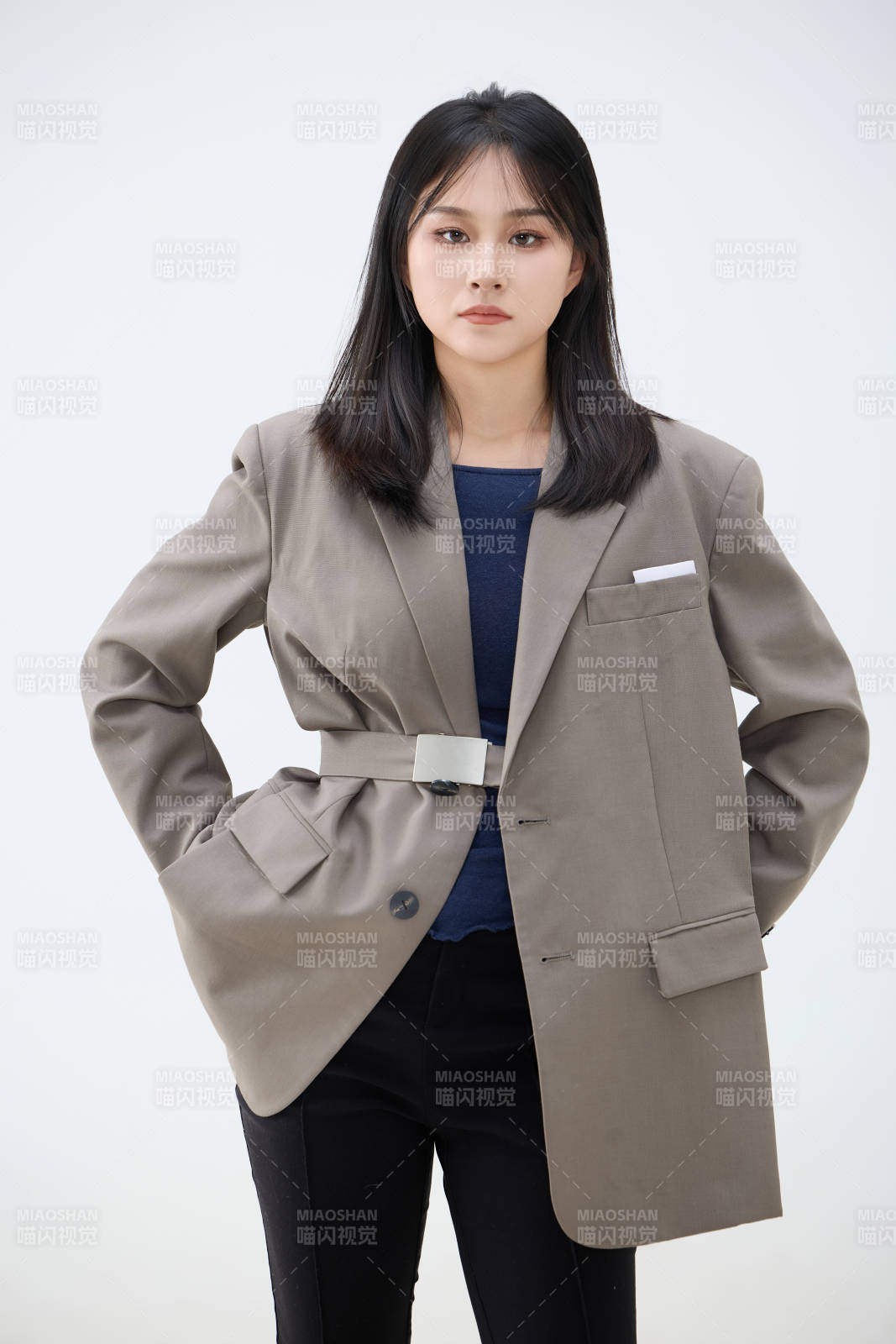 白色背景下穿着西装的职业女性形象图片