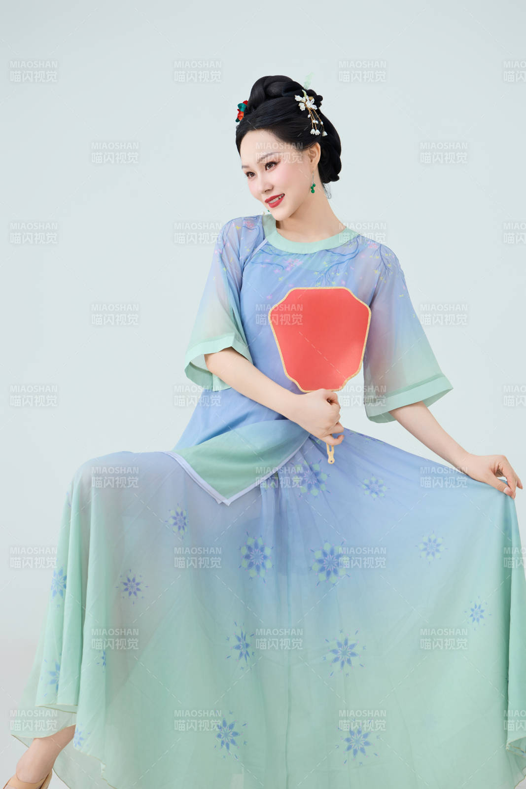 穿着中国中式旗袍表演舞蹈的美丽舞者图片