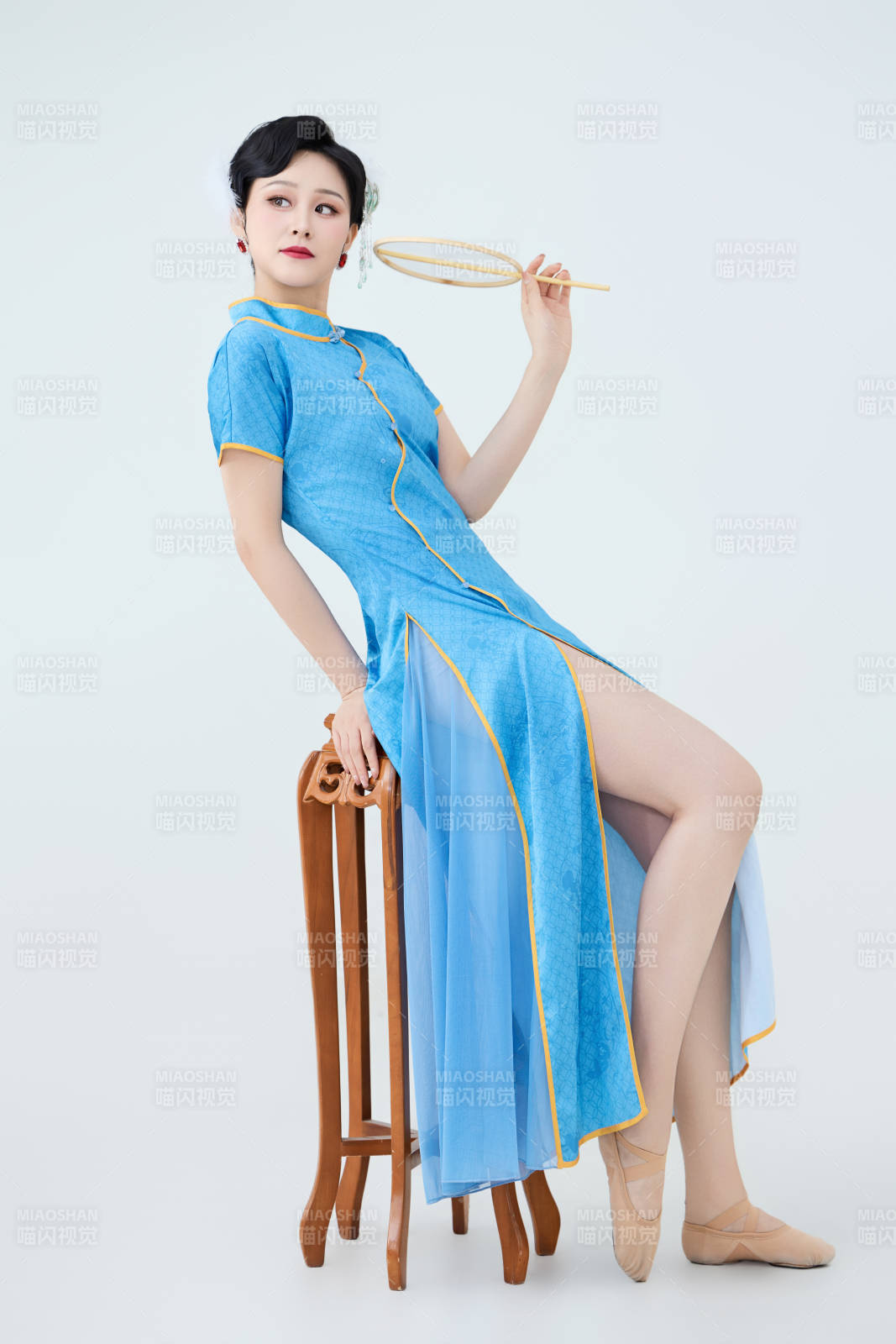 穿着中国中式旗袍表演舞蹈的美丽舞者图片