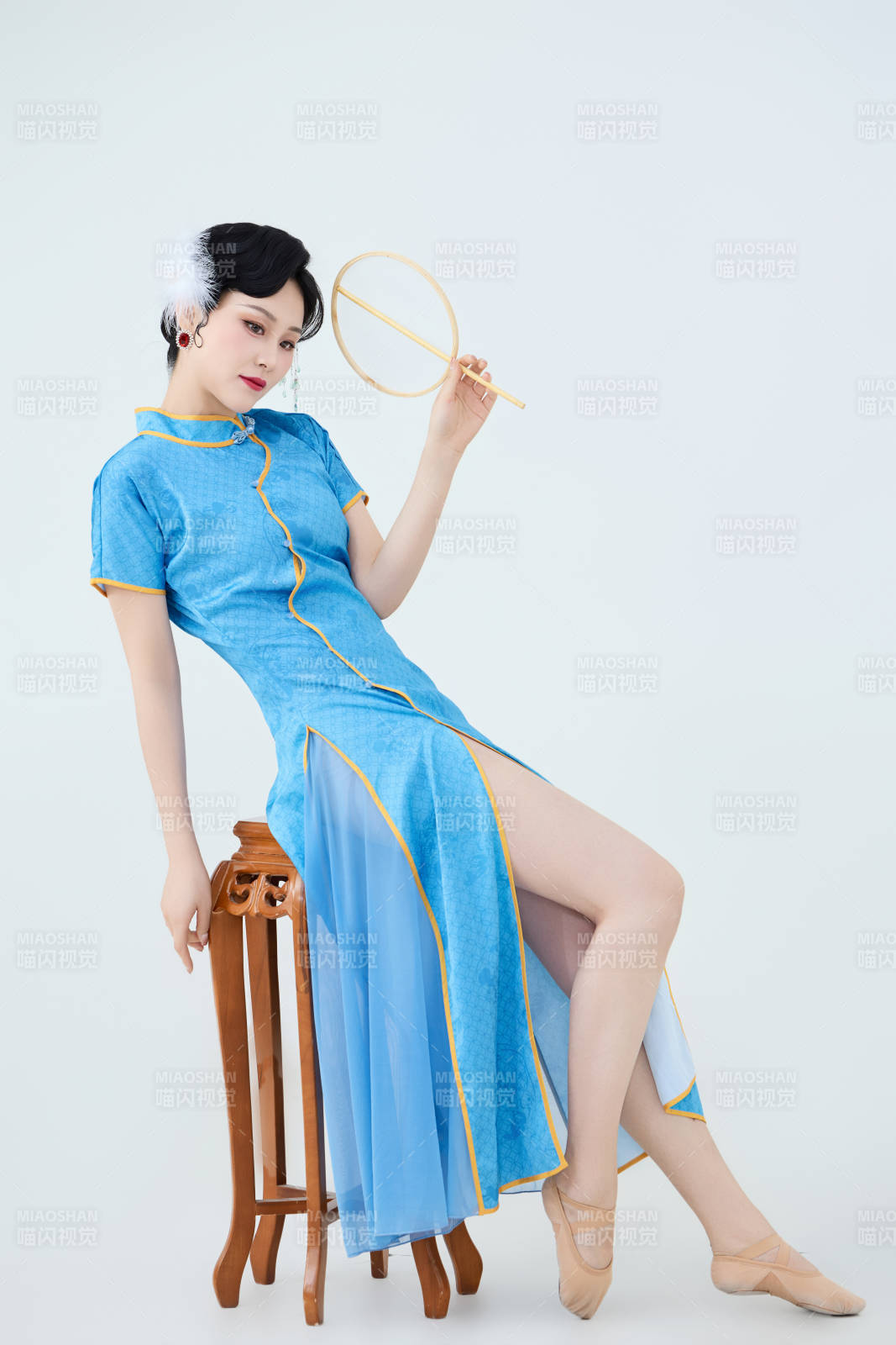 穿着中国中式旗袍表演舞蹈的美丽舞者图片